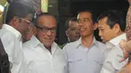 Capres PDIP Joko Widodo bertemu Aburizal Bakrie di Pasar Gembrong, Jakarta Pusat, Selasa (14/5/2014) (Liputan6.com/Herman Zakharia)