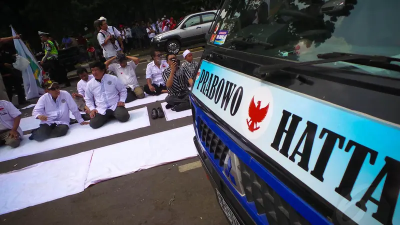Demi Prabowo-Hatta, Massa Salat Jumat di Depan MK