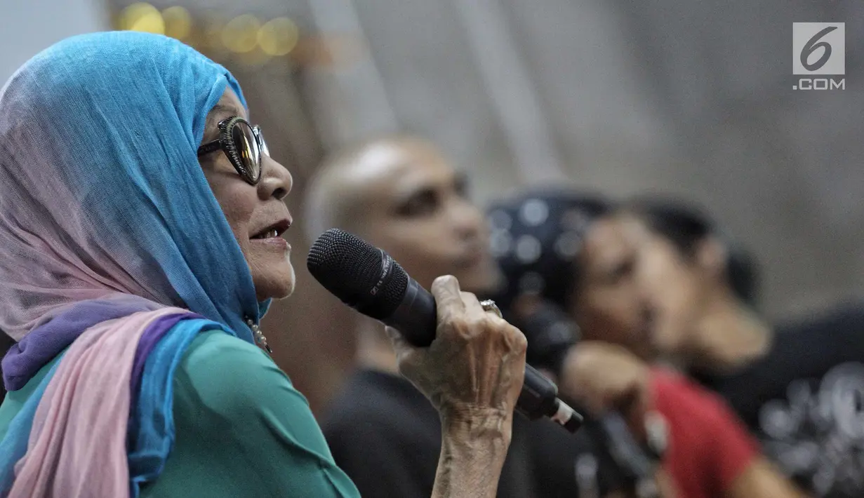 Manajer Slank, Bunda Ifet menjadi narasumber acara Halal Bihalal sekaligus Hari Anti Narkotika Internasional (HANI) di Jakarta, Rabu (27/6). Bunda Ifet mengungkapkan proses personel Slank lepas dari jeratan kecanduan narkoba. (Liputan6.com/Faizal Fanani)