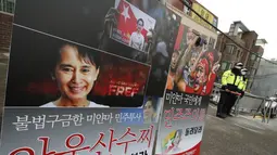 Seorang pria memegang spanduk bergambar pemimpin Myanmar Aung San Suu Kyi saat melakukan protes di depan Kedutaan Besar Myanmar di Seoul, Korea Selatan, Jumat (5/2/2021). Spanduk-spanduk tersebut bertuliskan "Bebaskan Aung San Suu Kyi segera." (AP Photo/Lee Jin-man)