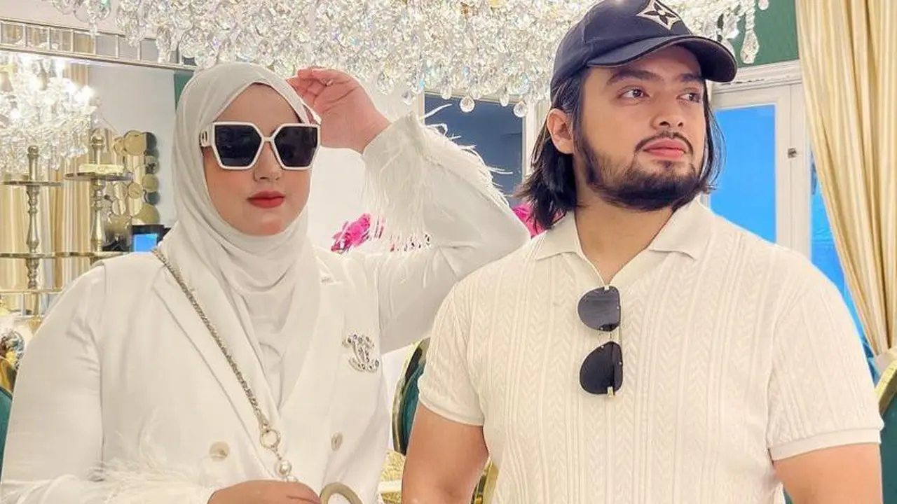 8 Gaya Tasyi Athasyia dan Suami yang Kerap Tampil Kompak dengan Busana Matching
