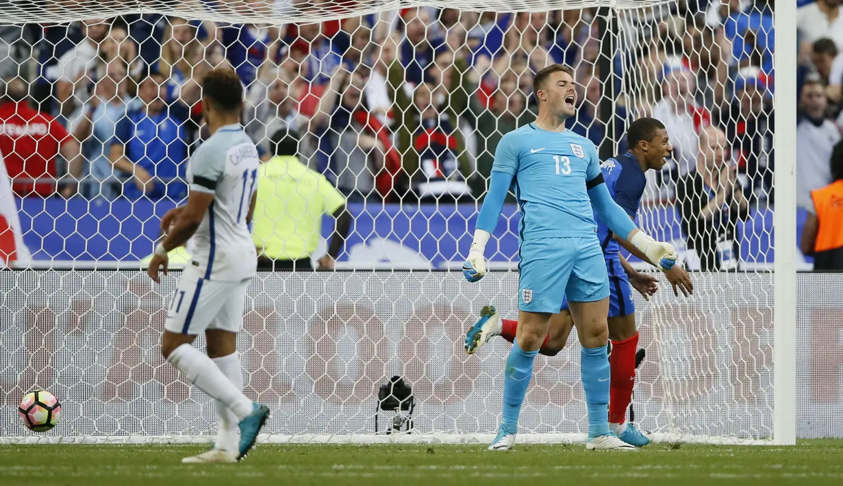 Ekspresi kecewa kiper Inggris, Jack Butland saat gawangnya kebobolan dari pemain Prancis, Ousmane Dembele pada laga persahabatan di Stade de France, Saint Denis, Paris, (13/6/2017).  Prancis menang 3-2. (AP/Francois Mori)