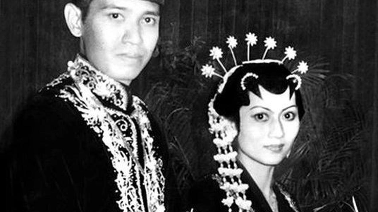Kini, hanya ada kenangan dari keduanya yang tersimpan rapi dalam selembar foto, video maupun sebuah karya. Salah satunya adalah foto pernikahan SBY dan Ani Yudhoyono yang baru-baru ini beredar luas. <br>