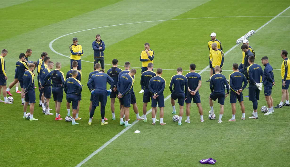 Pelatih kepala Ukraina Andriy Shevchenko berbicara kepada para pemainnya saat sesi latihan jelang melawan Austria pada pertandingan Grup C Euro 2020 di Stadion Arcul de Triumf, Bucharest, Rumania, Minggu (20/6/2021). Ukraina akan melawan Austria pada 21 Juni 2021. (AP Photo/Vadim Ghirda)