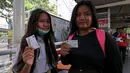 Dua orang pelajar menunjukan Kartu Jakarta Pintar (KJP) di shelter transjakarta Blok M, Jakarta, Rabu (29/7/2015). Transjakarta mengratiskan pelajar pemilik KJP selama periode 27 Juli-3 Agustus dalam rangka Jakarta Book Fair. (Liputan6.com/Yoppy Renato)