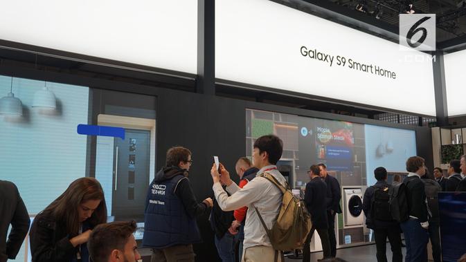 Pengunjung booth Samsung di MWC 2018 melihat-lihat ekosistem Smart Home. (Liputan6.com/ Agustin Setyo W)