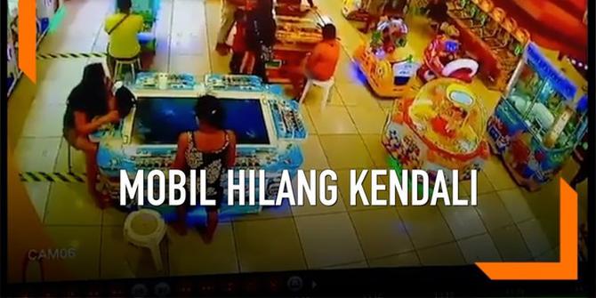 VIDEO: Hilang Kendali, Mobil Tabrak Tempat Bermain Anak