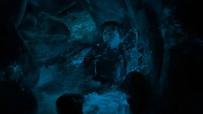 Terperangkap di Rongga Laut Dalam: Dinamika Bertahan Hidup Austin Abrams dalam Film Whalefall