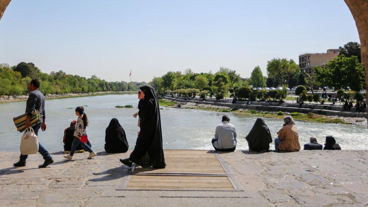 Kota Isfahan, yang berlokasi sekitar 340 km di selatan Teheran, ibu kota Iran, dilaporkan menjadi target serangan balasan Israel, pada Jumat (19/4/2024) kemarin. Kota ini menjadi pusat nuklir Iran serta pangkalan udara militer utama negara tersebut. <br><