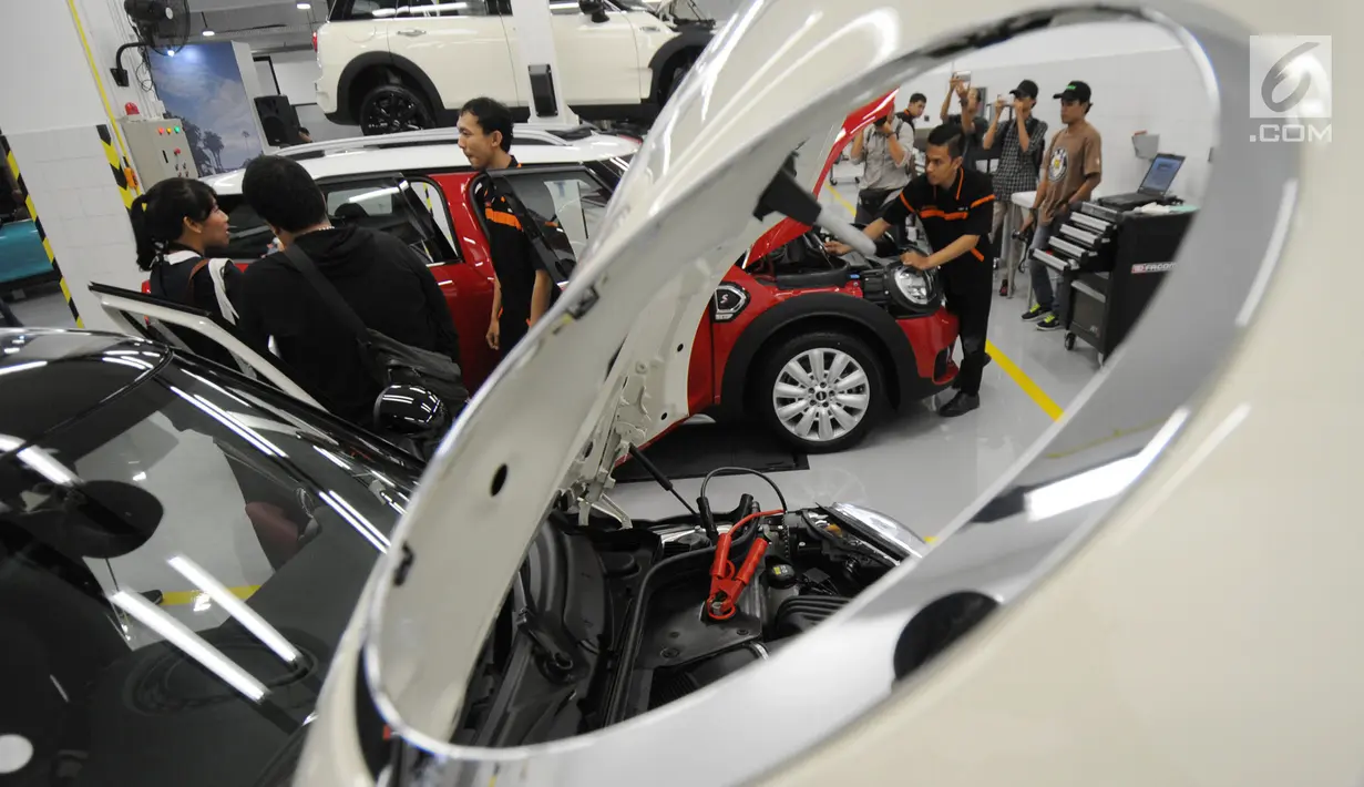 Teknisi sedang memperbaiki mobil Mini Cooper saat Grand Opening Plaza Mini, Summarecon, Tangerang, Banten, Jumat (4/5). Pembukaan dealer Mini Cooper Plaza Auto ini pertama di Provinsi Banten. (Merdeka.com/Dwi Narwoko)