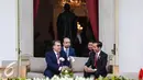 Presiden Republik Tajikistan, H.E. Mr. Emomali Rahmon berbincang dengan Presiden Joko Widodo di halaman Istana Merdeka, Jakarta, Senin (1/8). (Liputan6.com/Faizal Fanani)