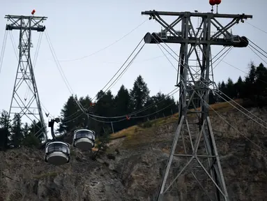 Serangkaian kereta gantung macet dan terjebak di jalur Mont Blanc, Pegunungan Alpen, Kamis (8/9). Sedikitnya 33 turis terpaksa bermalam di atas kereta gantung yang mendadak berhenti di ketinggian lebih dari 3.000 meter. (AFP PHOTO/Jean-Pierre CLATOT)