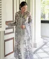 Franka Makarim tampil megah dalam balutan abaya bertumpuk. Ia hadirkan kesan manis melalui material corak bunga yang megah. Penampilannya semakin memukau dengan brosch bergaya etnik. [Foto: Instagram/ Franka Makarim]