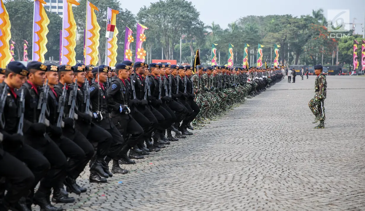 Prajurit Polri melakukan latihan baris berbaris jelang acara HUT Polri yang ke-71 di Monas, Jakarta, Jumat (7/7). Hut Polri tersebut akan dirayakan tanggal 10 Juli mendatang dengan dihadiri oleh Presiden Joko Widodo. (Liputan6.com/Faizal Fanani)