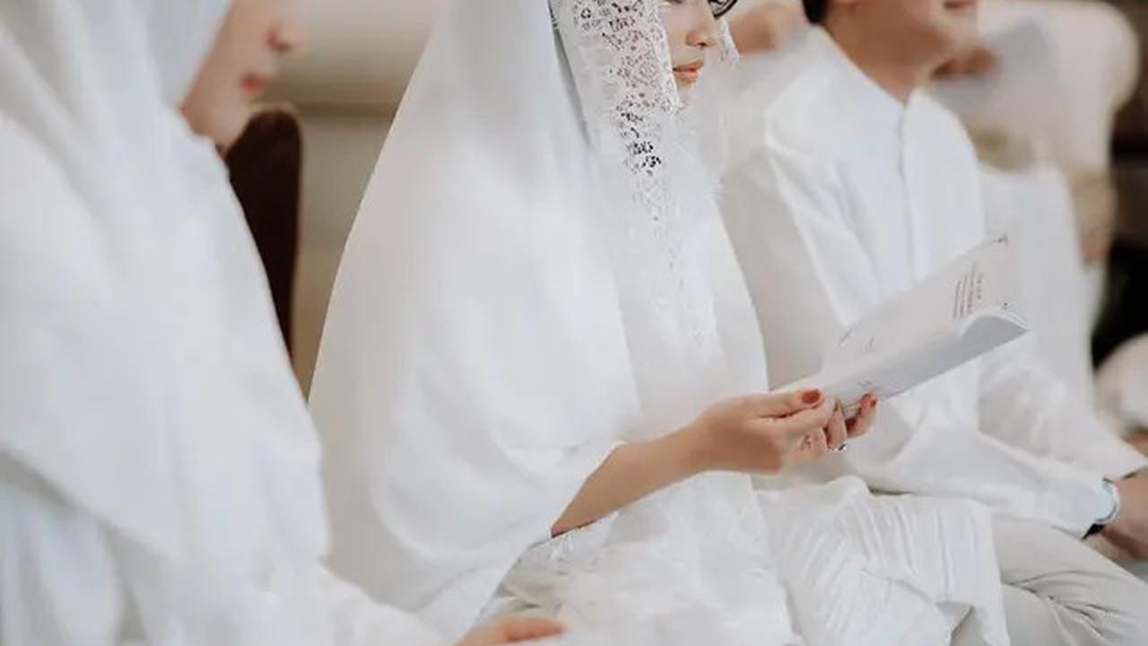 7 Foto Pengajian Jelang Pernikahan Anak Ikke Nurjanah, Kompak Menemani Bareng Aldi Bragi