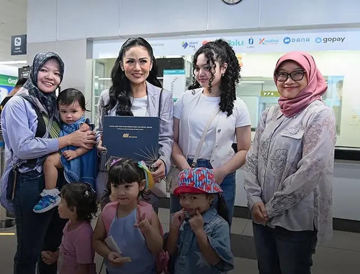 6 Potret Gaya Dua Anak Aurel Hermansyah saat Dimomong Krisdayanti Keliling Jakarta, Ameena Kenakan Dress Rp10 jutaan saat Naik MRT
