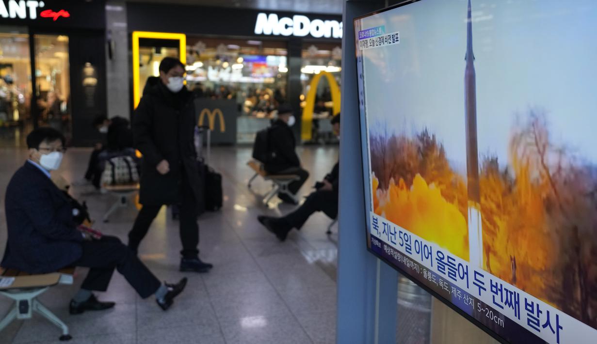 Sebuah TV menunjukkan file gambar peluncuran rudal Korea Utara selama program berita di Stasiun Kereta Api Seoul di Seoul, Korea Selatan, Selasa (11/1/2022). Ini merupakan uji coba rudal kedua yang dilakukan Korea Utara sepanjang Januari 2022 atau kurang dari sepekan. (AP Photo/Ahn Young-joon)
