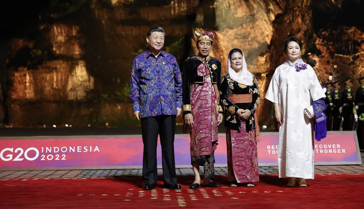 Presiden Joko Widodo (kedua kiri) didampingi Ibu Negara Iriana Joko Widodo berfoto bersama Presiden China Xi Jinping (kiri) dan istrinya Peng Liyuan pada 'Welcoming Dinner and Cultural Performance G20 Indonesia' di Taman Budaya Garuda Wisnu Kencana Bali, Selasa malam (15/11/2022). Jokowi dan Ibu Negara Iriana menyambut para pemimpin negara G20 dan tamu undangan satu per satu dengan secara khusus mengenakan baju adat Bali. (Willy Kurniawan/Pool Photo via AP)