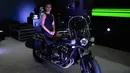 Seorang model berpose di samping Kawasaki Vulcan S yang dipamerkan dalam India Auto Show di Greater Noida, New Delhi, India, (8/2). (AFP Photo/Sajjad Hussain)