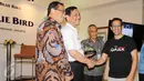 CEO GO-JEK Indonesia, Nadiem Makarim memberikan cinderamata kepada Menko Kemaritiman Luhut Binsar Panjaitan dan Menhub Budi Karya Sumadi pada acara Kolaborasi Blue Bird dan GO-JEK di Jakarta, Kamis (30/03). (Liputan6.com/Fery Pradolo)