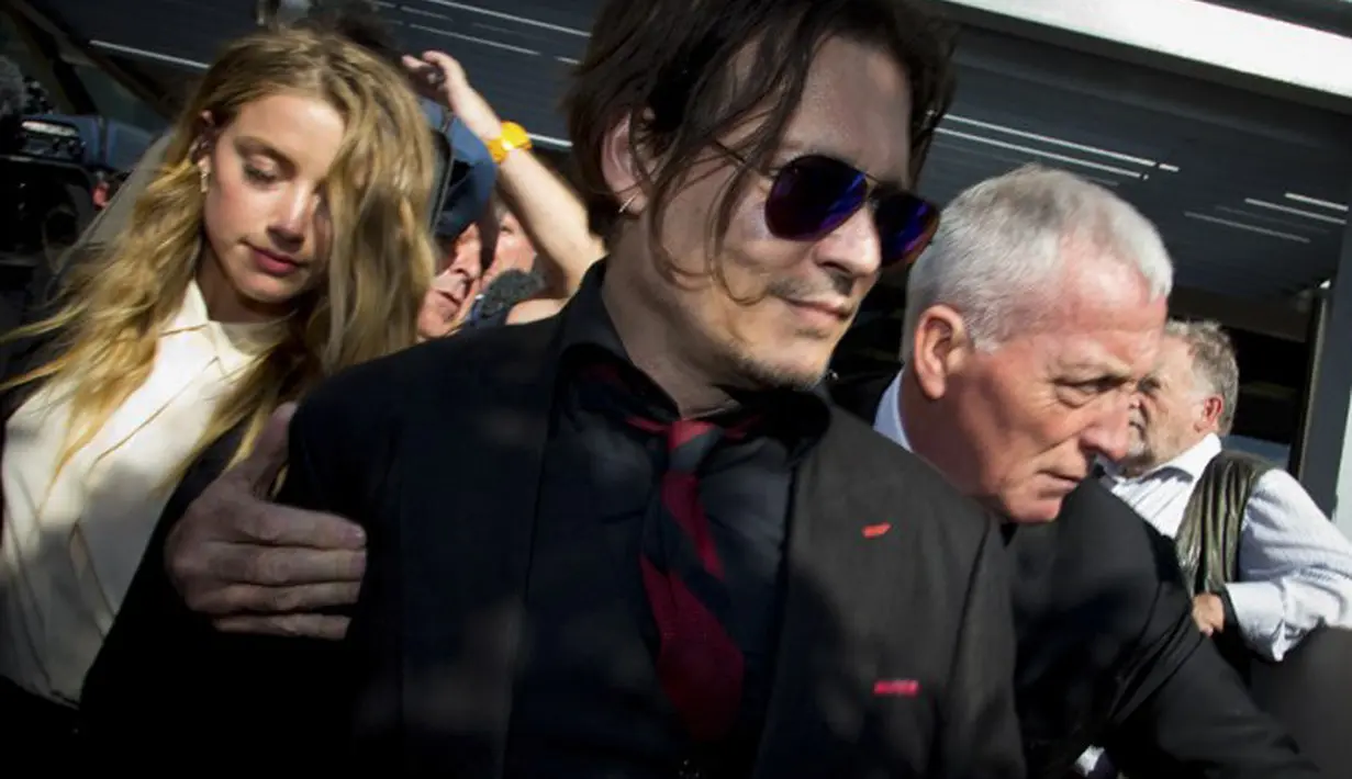 Bersama Amber Heard, Depp memulai proses cerainya sejak Mei 2016 lalu. Pada Januari 2017 belum lama ini, pasangan ini pun akhirnya resmi bercerai.  Meskipun kabarnya selalu ada penundaan yang disebabkan oleh Heard. (AFP/Bintang.com)