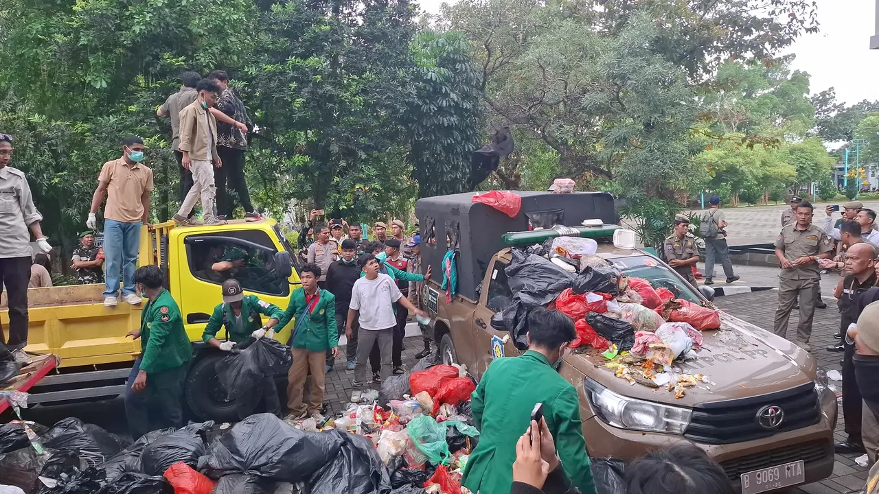 Mahasiswa di Tangel buang sampah di halaman kantor wali kota Tangsel. (Liputan6.com/Pramita Tristiawati)