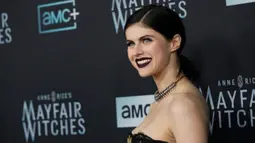 Alexandra Daddario, pemeran dalam "Anne Rice's Mayfair Witches" berpose saat menghadiri pemutaran perdana serial televisi AMC di Harmony Gold Preview House, Los Angeles, Amerika Serikat, 7 Desember 2022. Untuk membantu seri barunya, Alexandra mendandani dirinya dengan tampilan menakutkan mencakup choker yang berbeda dan warna lipstik ungu gelap hingga hampir hitam. (AP Photo/Chris Pizzello)