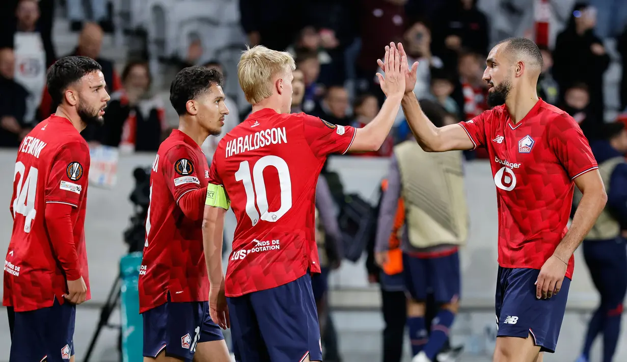 Pemain LOSC Lille, Calvin Verdonk (kiri) ikut merayakan gol yang dicetak oleh Hamza Igamane ke gawang SK Brann dalam laga Liga Europa 2025/2026 di Stade Pierre-Mauroy in Villeneuve-d'Ascq, Prancis, Kamis (25/09/2025) waktu setempat. (AP Photo/Jean-Francois Badias)