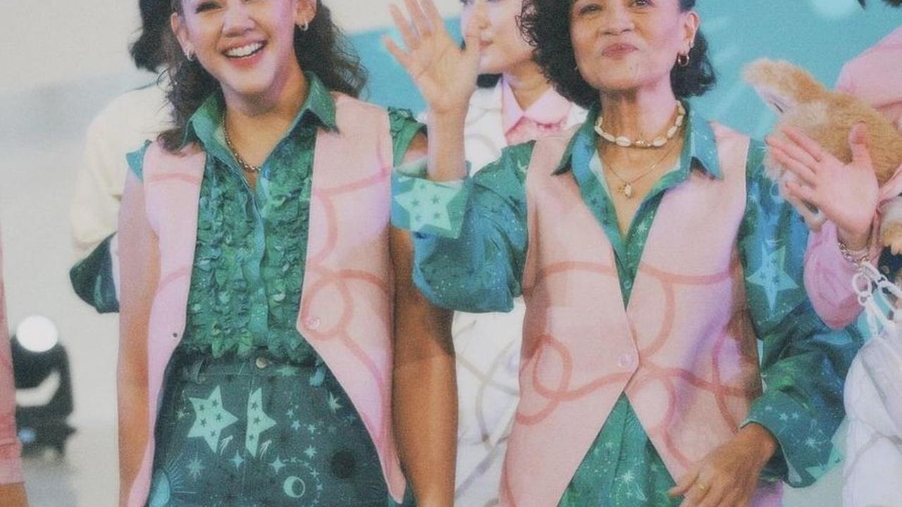 Seperti yang diketahui, Sissy kini jarang muncul di layar kaca maupun layar lebar, sehingga penampilannya hari itu sangat dinanti-nanti oleh banyak orang.<br><br>