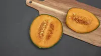 How to Cut a Cantaloupe 2 Ways: Cubes and Wedges