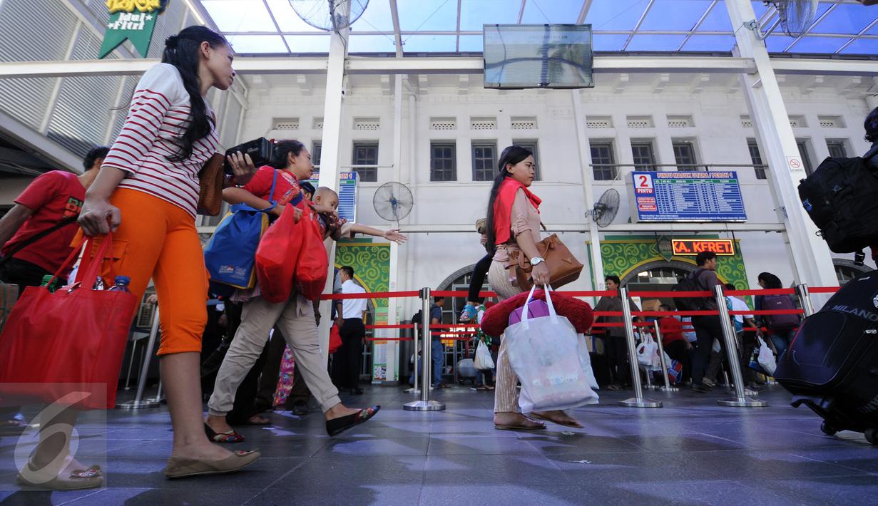 Sejumlah pemudik berjalan memasuki ruang tunggu penumpang di Stasiun Senen Jakarta, Sabtu (2/7). Ribuan pemudik kembali memadati Stasiun Senen untuk berangkat menuju kota kota di pulau Jawa. (Liputan6.com/Helmi Fithriansyah)