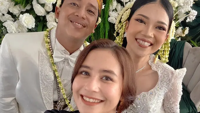Prilly Latuconsina saat Hadir di Pernikahan Fansnya