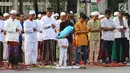 Umat muslim melaksanakan salat Idul Adha 1439 H di Monumen Perjuangan Jatinegara, Jakarta Timur, Rabu (22/8). (Liputan6.com/JohanTallo)