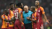 Sejumlah pemain Galatasaray memprotes keputusan Wasit Szymon Marciniak pada laga fase grup Liga Champions 2019/2018 antara Galatasaray melawan Paris Saint-Germain di Ali Sami Yen Spor Kompleksi, Istanbul, 1 Oktober 2018. (AFP/Bulent Kilic)