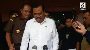 Jaksa Agung Muhammad Prasetyo tidak mempermasalahkan vonis dua tahun terhadap Basuki Tjahaja Purnama atau Ahok atas perkara penodaan agama. Dia menilai vonis hakim yang lebih tinggi dari tuntutan jaksa tersebut sudah sesuai dengan ketentuan dalam per...