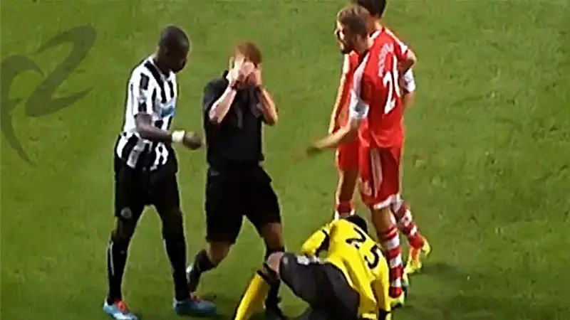 moussa-sissoko-pukul-wasit-131215b.jpg