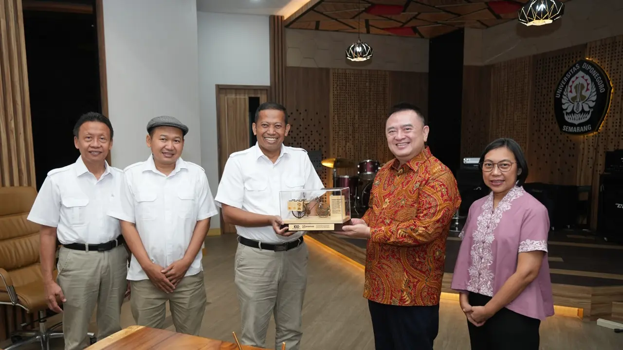 Ketua Umum Eka Tjipta Foundation (ETF)  Hog Tjhin, Ketua Harian ETF, Agustina Tutik saat penandatanganan nota kesepahaman bersama Rektor UNDIP, Suharnomo di UNDIP, Semarang (28/10/2024). (Dok Sinar Mas)