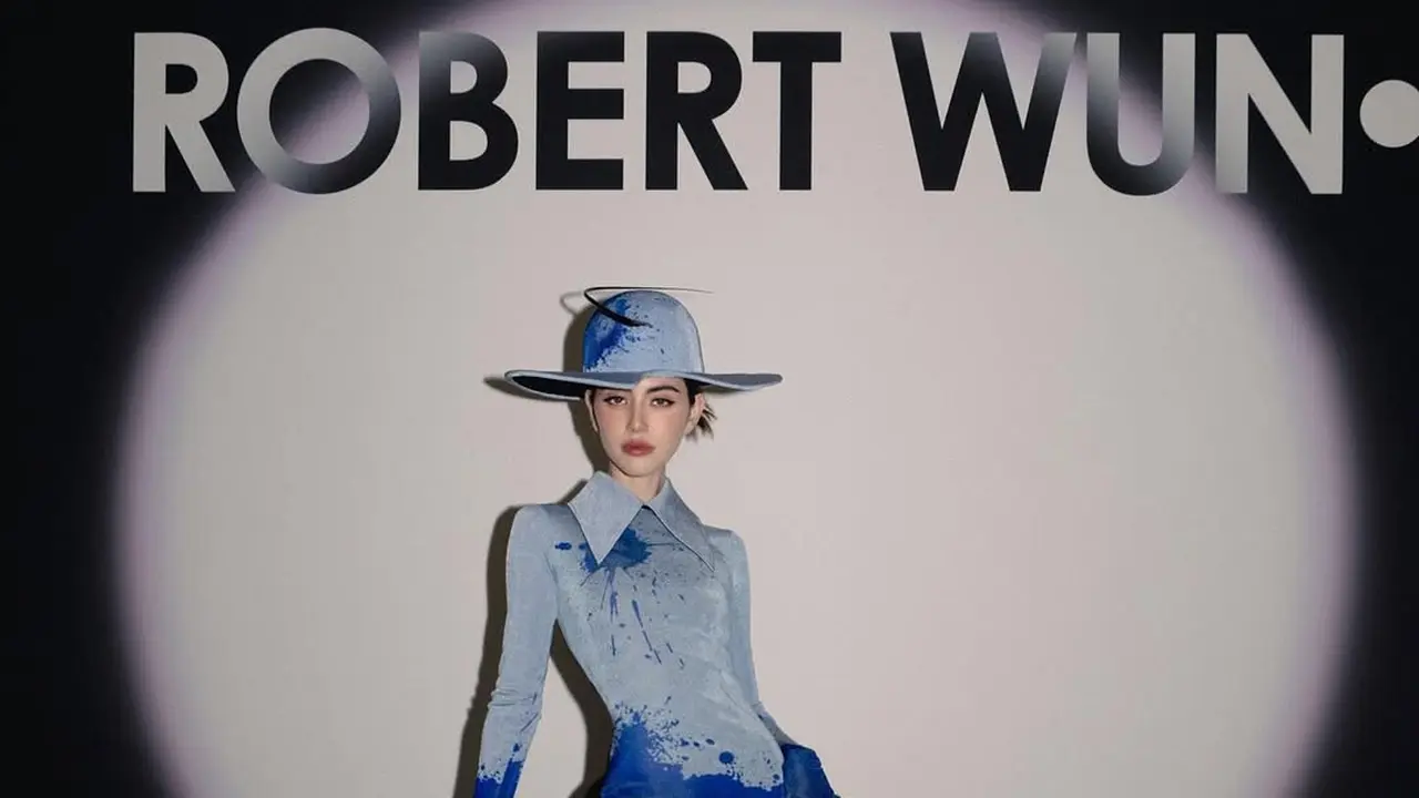 Davika Hoorne Tampil Dramatis dalam Gaun ‘Cipratan Cat’ Karya Robert Wun di Paris Couture Week
