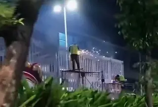 Pemasangan pagar besi tinggi di sejumlah pusat perbelanjaan mendadak menjadi pembahasan warganet di media sosial. (Foto: Tangkapan Layar Sosmed)
