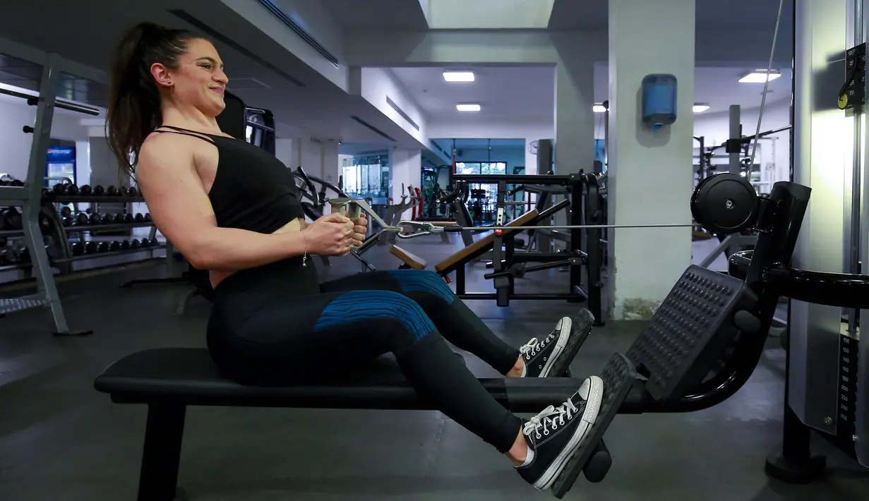 Binaragawan Yordania, Dana Sombouloglu berlatih di sebuah gym di ibukota Amman, pada 29 Januari 2020. Sombouloglu berupaya mematahkan anggapan masyarakat umum Yordania bahwa perempuan tidak boleh melakukan olah raga binaraga karena alasan budaya dan agama di negaranya. (AFP/Khalil Mazraawi)