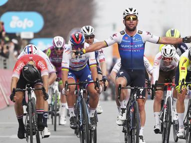 Pebalap Quickstep-Alpha Vinyl, Mark Cavendish berhasil memecahkan rekor baru di ajang balap sepeda klasik tertua Miano-Torino pada Rabu (16/03/2022). (La Presse via AP/Gian Mattia D'Alberto)