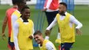 <p>Gelandang Paris Saint-Germain (PSG) Marco Verratti (tengah) mengambil bagian dalam sesi latihan jelang melawan Monaco, di Saint-Germain-en-Laye, barat Paris pada 26 Agustus 2022. Laga PSG vs AS Monaco di lanjutan Ligue 1 Prancis akan berlangsung pada 29 Agustus 2022 dinihari WIB. (FRANCK FIFE / AFP)</p>