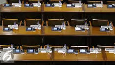 Sejumlah mikrofon baru nampak di meja anggota DPR saat Sidang Paripurna di Kompleks Parlemen Senayan, Jakarta, Senin (11/1). Saat digunakan perdana dalam Sidang Paripurna itu tiba-tiba mikrofon mati. (Liputan6.com/JohanTallo)