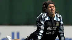 Argentina's footballer Carlos Tevez stretches during a training session in Ezeiza, Buenos Aires on October 9, 2008. AFP PHOTO/Juan MABROMATA