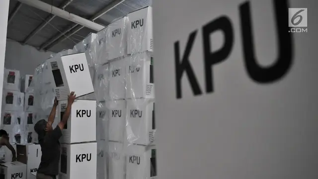 Perakitan Kotak Suara di Gudang KPUD Bekasi