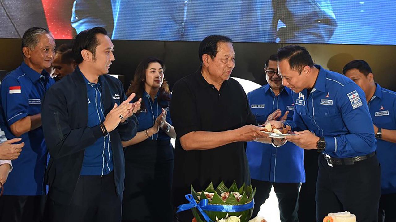 FOTO: SBY Rayakan HUT Demokrat ke-24 dengan Lukisan ‘Only The Strong’