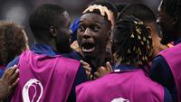 Pemain Prancis, Randal Kolo Muani (tengah) berhasil mencatatkan namanya di papan skor 44 detik setelah masuk menggantikan Ousmane Dembele pada menit ke-79. (AP Photo/Manu Fernandez)