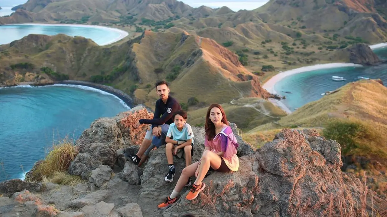 Potret Ashraf menghabiskan liburan di Pulau Padar, Labuan Bajo.