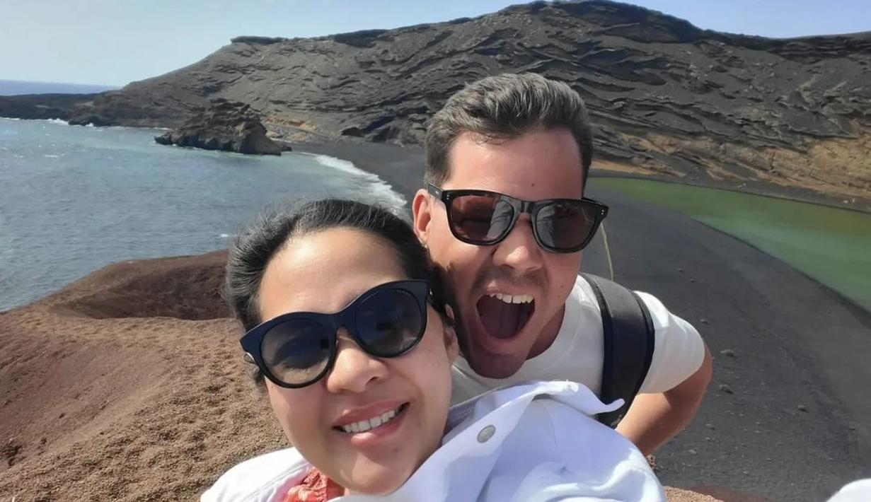 Gracia Indri dan suami, berselfie dengan latar belakang laut. Jeffry, begitu bahagia bisa berswafoto dengan sang istri. (Foto: Instagram/@graciaz14)