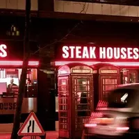 Rusak pada salah satu huruf, tulisan di neon box beberapa produk ini jadi bikin kamu gagal paham! (Via: boredpanda.com)